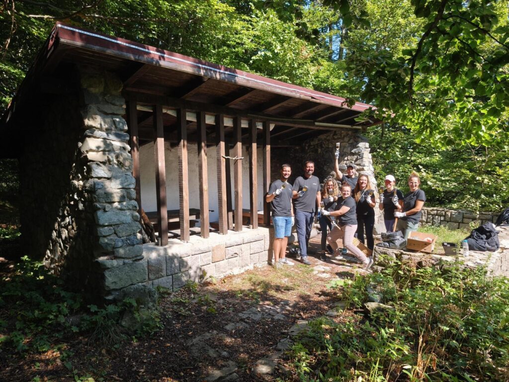 Доброволци от Hitachi Solutions почистват планинския заслон