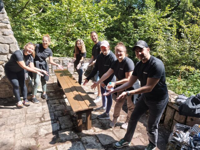 „PMO екипът на Hitachi Solutions боядисва заслон „Сладката водичка“ във Витоша“