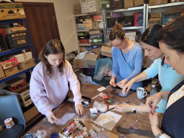 HR екипът опакова мартеници 1