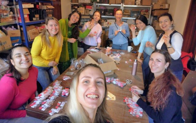 HR екипът опакова мартеници 2