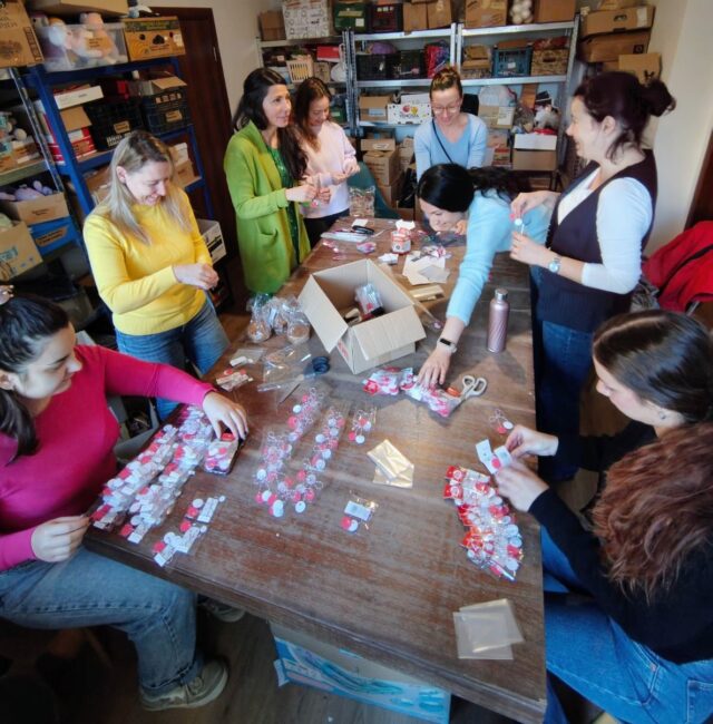 HR екипът опакова мартеници 1