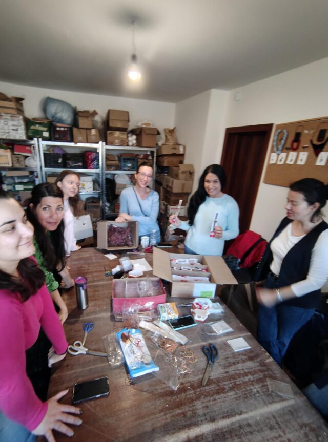 HR екипът опакова мартеници 2